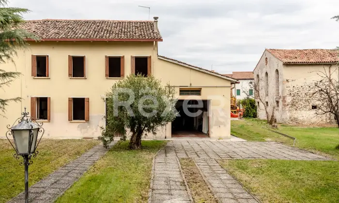 Rexer-Santa-Lucia-di-Piave-Rustico-da-ristrutturare-con-ampio-giardino-Altro