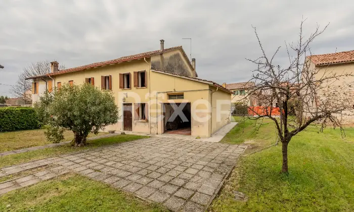 Rexer-Santa-Lucia-di-Piave-Rustico-da-ristrutturare-con-ampio-giardino-Altro