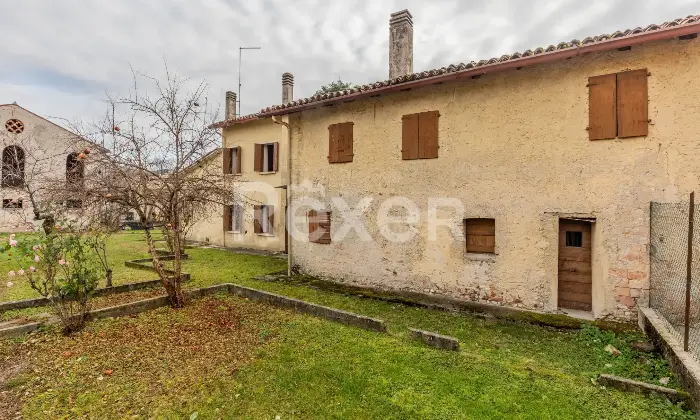 Rexer-Santa-Lucia-di-Piave-Rustico-da-ristrutturare-con-ampio-giardino-Altro