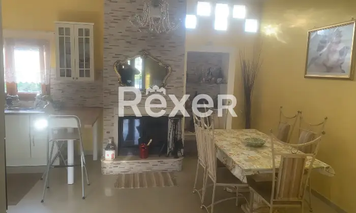 Rexer-San-Vito-dei-Normanni-Villa-composta-da-due-unit-con-progetto-approvato-per-realizzare-piscina-mis-x-Sala-da-pranzo