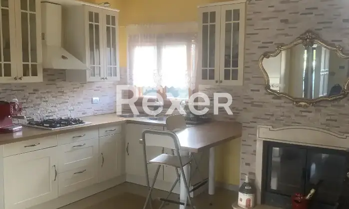 Rexer-San-Vito-dei-Normanni-Villa-composta-da-due-unit-con-progetto-approvato-per-realizzare-piscina-mis-x-Cucina