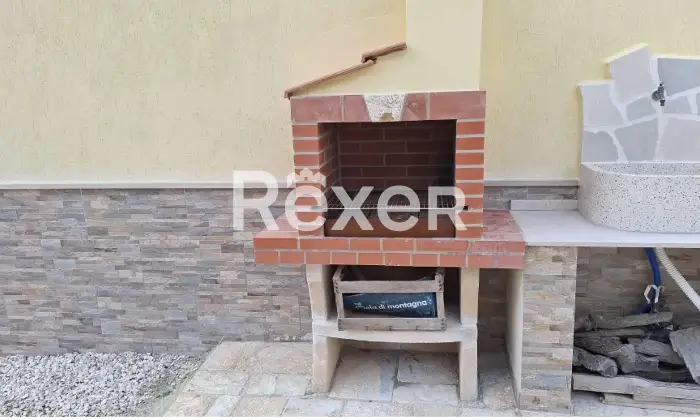 Rexer-San-Vito-dei-Normanni-Villa-composta-da-due-unit-con-progetto-approvato-per-realizzare-piscina-mis-x-Esterno