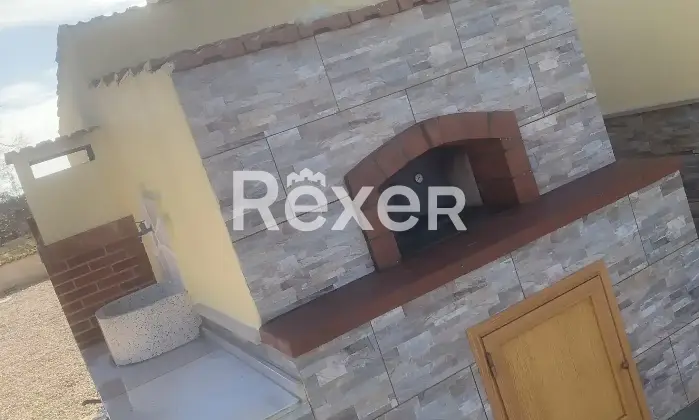 Rexer-San-Vito-dei-Normanni-Villa-composta-da-due-unit-con-progetto-approvato-per-realizzare-piscina-mis-x-Esterno