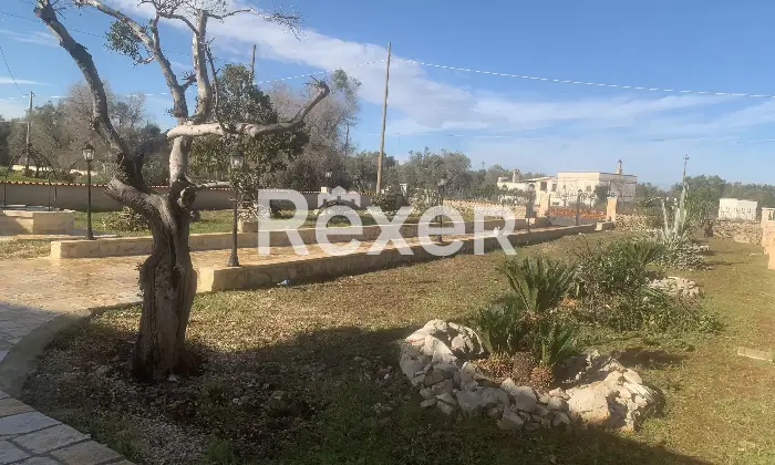Rexer-San-Vito-dei-Normanni-Villa-composta-da-due-unit-con-progetto-approvato-per-realizzare-piscina-mis-x-Giardino