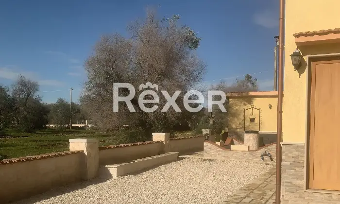 Rexer-San-Vito-dei-Normanni-Villa-composta-da-due-unit-con-progetto-approvato-per-realizzare-piscina-mis-x-Esterno