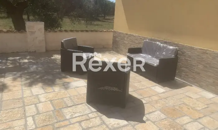 Rexer-San-Vito-dei-Normanni-Villa-composta-da-due-unit-con-progetto-approvato-per-realizzare-piscina-mis-x-Esterno