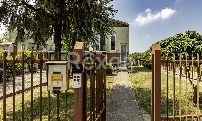 Rexer-Loreo-Porzione-di-bifamiliare-in-posizione-residenziale-Altro