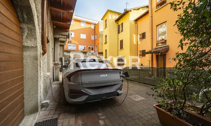 Rexer-Calolziocorte-Immobile-indipendente-disposto-su-quattro-livelli-con-giardino-di-propriet-e-due-posti-auto-Altro