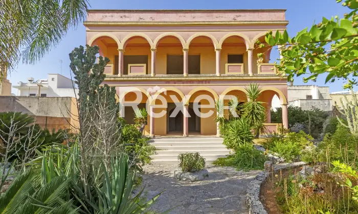 Rexer-Gagliano-del-Capo-A-pochi-minuti-dal-mare-villa-indipendente-allo-stato-di-grezzo-avanzato-da-completare-con-giardino-e-ampi-garage-Facciata