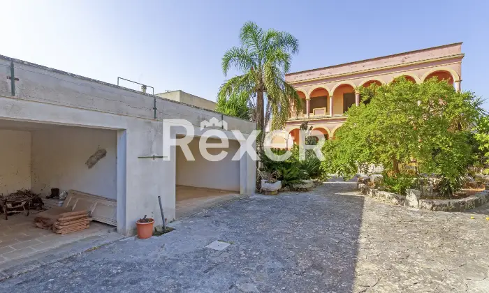 Rexer-Gagliano-del-Capo-A-pochi-minuti-dal-mare-villa-indipendente-allo-stato-di-grezzo-avanzato-da-completare-con-giardino-e-ampi-garage-Box