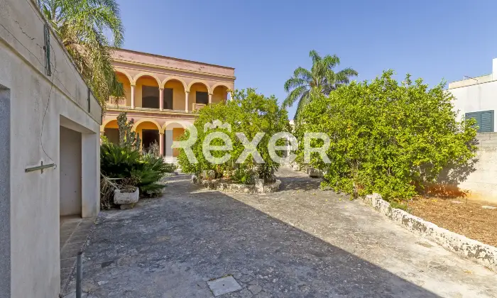 Rexer-Gagliano-del-Capo-A-pochi-minuti-dal-mare-villa-indipendente-allo-stato-di-grezzo-avanzato-da-completare-con-giardino-e-ampi-garage-Box