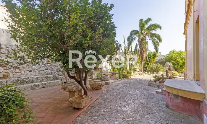 Rexer-Gagliano-del-Capo-A-pochi-minuti-dal-mare-villa-indipendente-allo-stato-di-grezzo-avanzato-da-completare-con-giardino-e-ampi-garage-Esterno