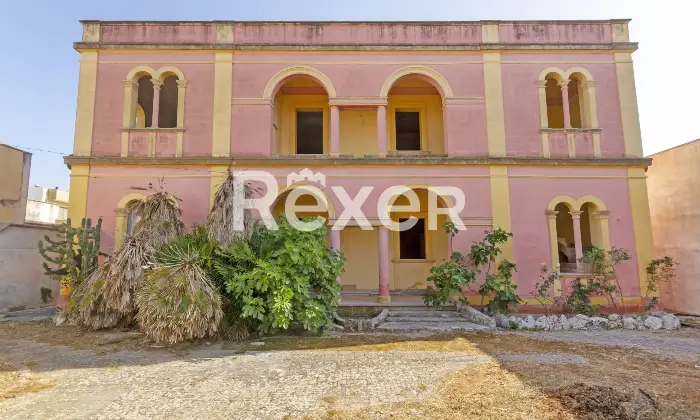 Rexer-Gagliano-del-Capo-A-pochi-minuti-dal-mare-villa-indipendente-allo-stato-di-grezzo-avanzato-da-completare-con-giardino-e-ampi-garage-Facciata