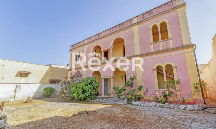 Rexer-Gagliano-del-Capo-A-pochi-minuti-dal-mare-villa-indipendente-allo-stato-di-grezzo-avanzato-da-completare-con-giardino-e-ampi-garage-Posto-auto