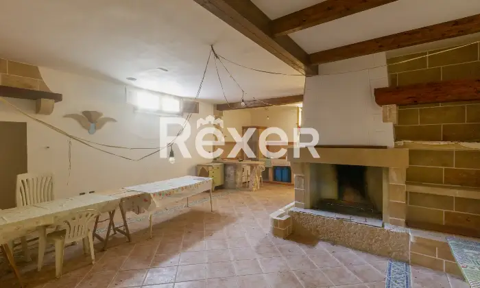 Rexer-Gagliano-del-Capo-A-pochi-minuti-dal-mare-villa-indipendente-allo-stato-di-grezzo-avanzato-da-completare-con-giardino-e-ampi-garage-Taverna