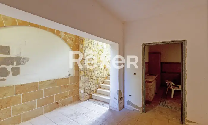 Rexer-Gagliano-del-Capo-A-pochi-minuti-dal-mare-villa-indipendente-allo-stato-di-grezzo-avanzato-da-completare-con-giardino-e-ampi-garage-Taverna
