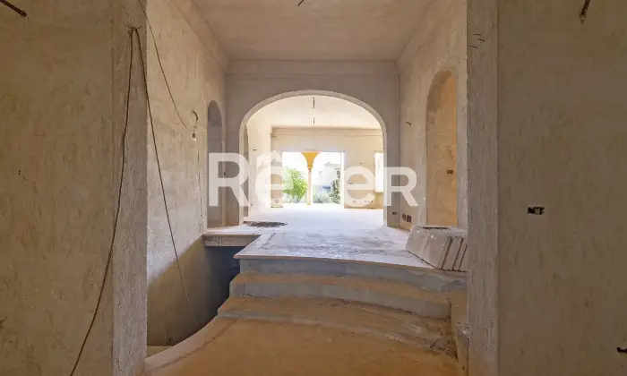 Rexer-Gagliano-del-Capo-A-pochi-minuti-dal-mare-villa-indipendente-allo-stato-di-grezzo-avanzato-da-completare-con-giardino-e-ampi-garage-Ingresso