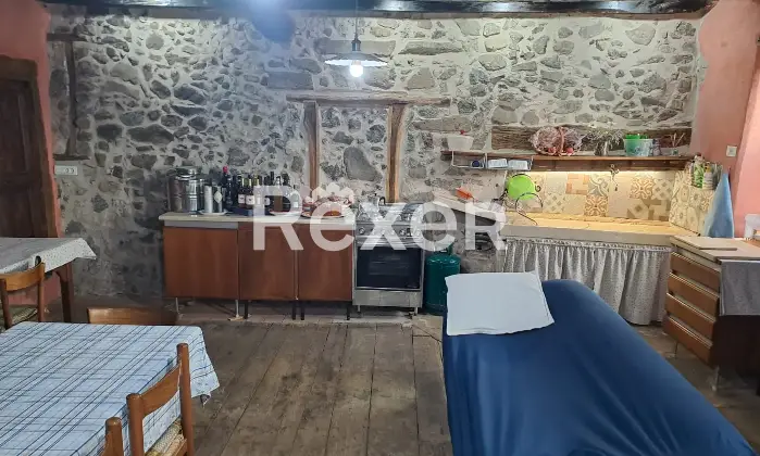 Rexer-Valdagno-Casale-rustico-con-due-abitazioni-indipendenti-e-terreno-di-ettari-Altro