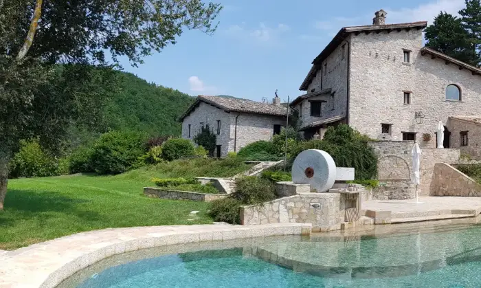 Rexer-Mevale-Prestigioso-complesso-in-pietra-con-piscina-panoramica-Mevale-Visso-MC-Altro