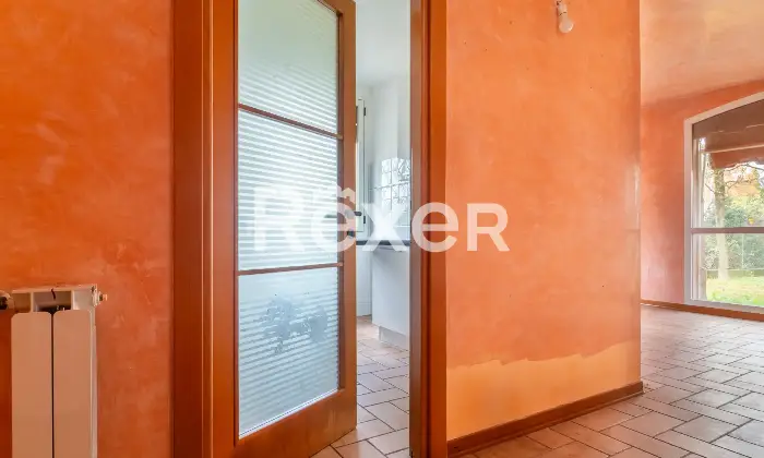 Rexer-Ferrara-Soluzione-semiindipendente-libera-su-quattro-lati-con-corte-e-box-Altro
