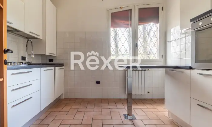Rexer-Ferrara-Soluzione-semiindipendente-libera-su-quattro-lati-con-corte-e-box-Altro