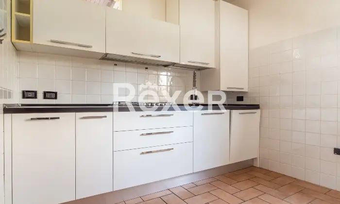 Rexer-Ferrara-Soluzione-semiindipendente-libera-su-quattro-lati-con-corte-e-box-Altro