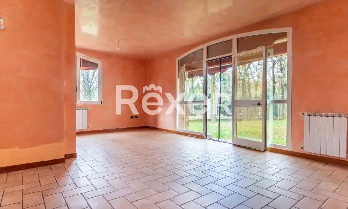 Rexer-Ferrara-Soluzione-semiindipendente-libera-su-quattro-lati-con-corte-e-box-Altro