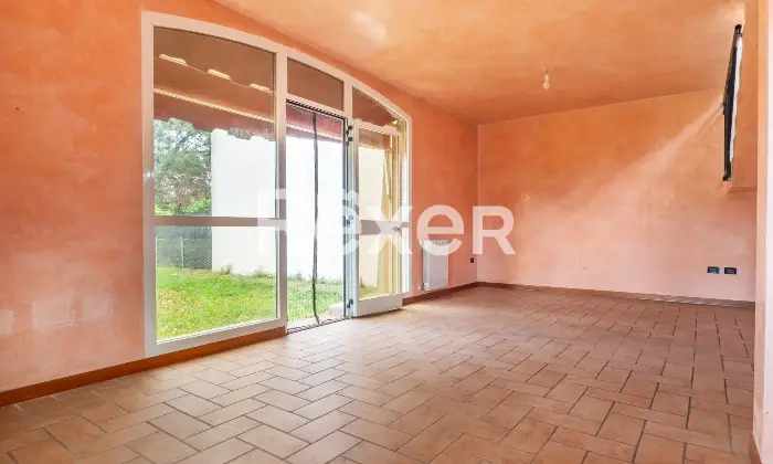 Rexer-Ferrara-Soluzione-semiindipendente-libera-su-quattro-lati-con-corte-e-box-Altro