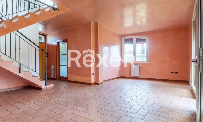 Rexer-Ferrara-Soluzione-semiindipendente-libera-su-quattro-lati-con-corte-e-box-Altro