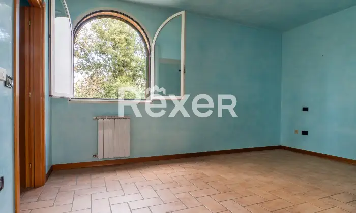 Rexer-Ferrara-Soluzione-semiindipendente-libera-su-quattro-lati-con-corte-e-box-Altro