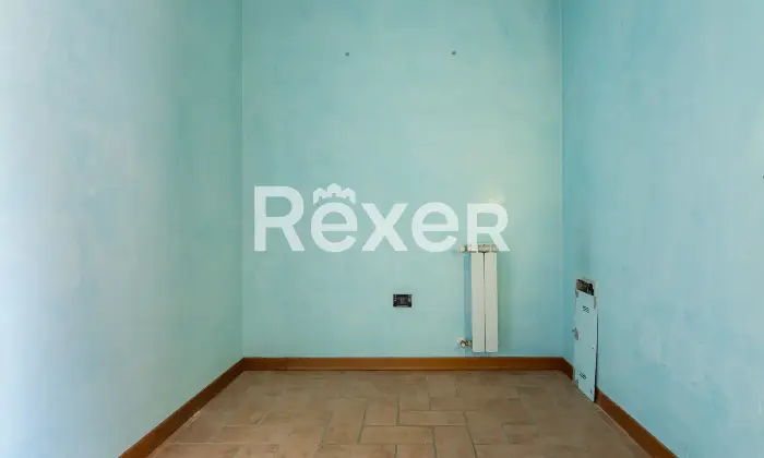 Rexer-Ferrara-Soluzione-semiindipendente-libera-su-quattro-lati-con-corte-e-box-Altro