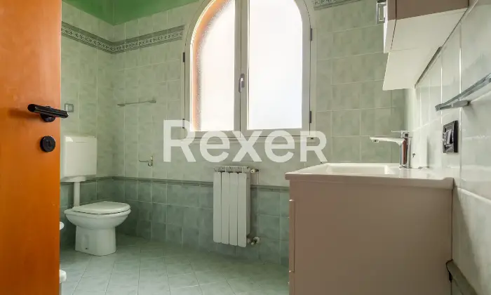 Rexer-Ferrara-Soluzione-semiindipendente-libera-su-quattro-lati-con-corte-e-box-Altro