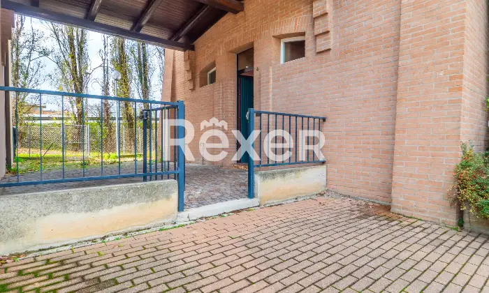 Rexer-Ferrara-Soluzione-semiindipendente-libera-su-quattro-lati-con-corte-e-box-Altro