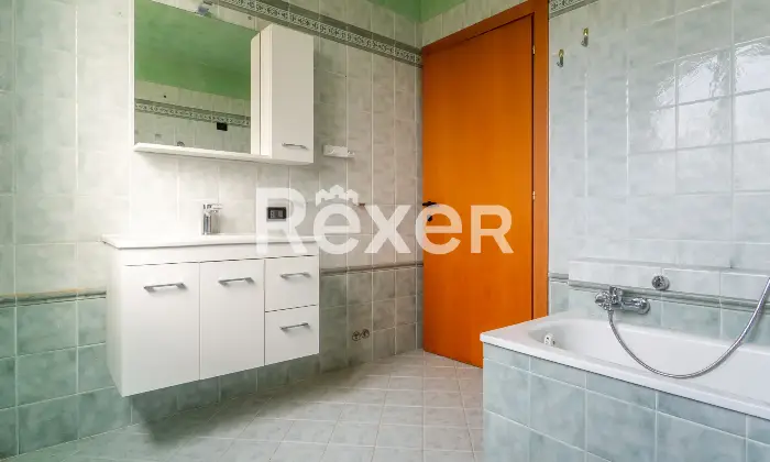 Rexer-Ferrara-Soluzione-semiindipendente-libera-su-quattro-lati-con-corte-e-box-Altro