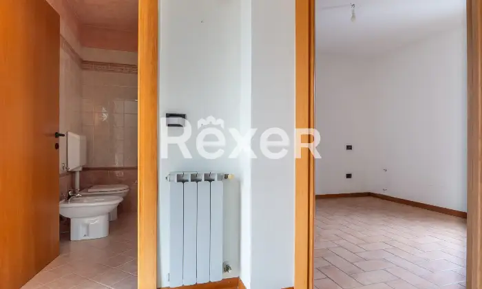 Rexer-Ferrara-Soluzione-semiindipendente-libera-su-quattro-lati-con-corte-e-box-Altro