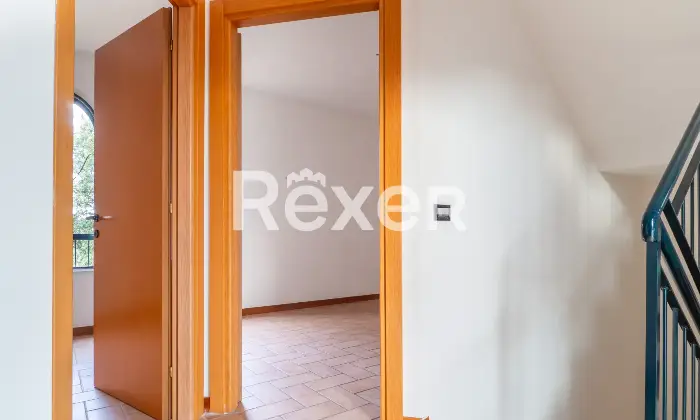 Rexer-Ferrara-Soluzione-semiindipendente-libera-su-quattro-lati-con-corte-e-box-Altro