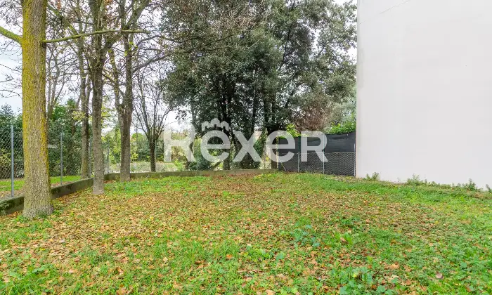 Rexer-Ferrara-Soluzione-semiindipendente-libera-su-quattro-lati-con-corte-e-box-Altro