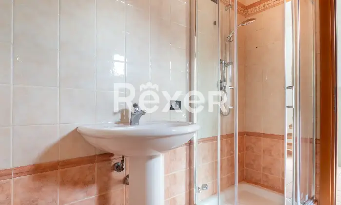 Rexer-Ferrara-Soluzione-semiindipendente-libera-su-quattro-lati-con-corte-e-box-Altro