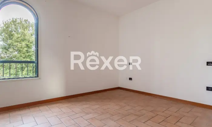 Rexer-Ferrara-Soluzione-semiindipendente-libera-su-quattro-lati-con-corte-e-box-Altro