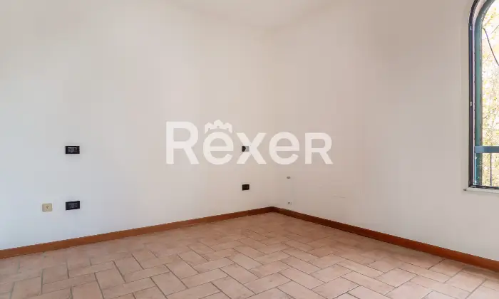 Rexer-Ferrara-Soluzione-semiindipendente-libera-su-quattro-lati-con-corte-e-box-Altro