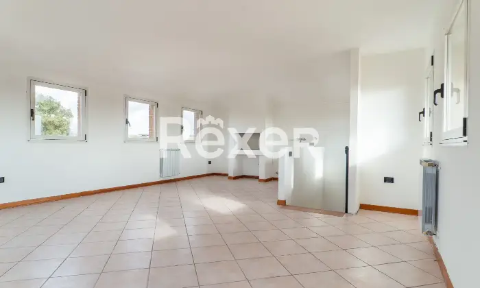 Rexer-Ferrara-Soluzione-semiindipendente-libera-su-quattro-lati-con-corte-e-box-Altro