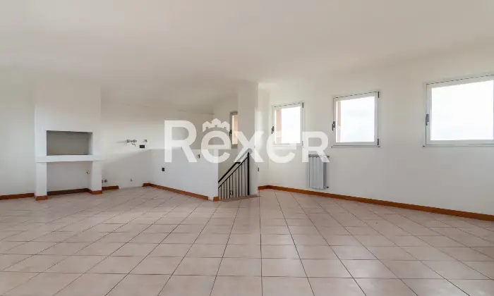 Rexer-Ferrara-Soluzione-semiindipendente-libera-su-quattro-lati-con-corte-e-box-Altro