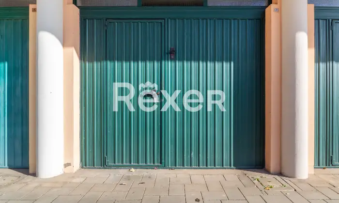 Rexer-Ferrara-Soluzione-semiindipendente-libera-su-quattro-lati-con-corte-e-box-Altro