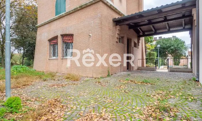 Rexer-Ferrara-Soluzione-semiindipendente-libera-su-quattro-lati-con-corte-e-box-Altro
