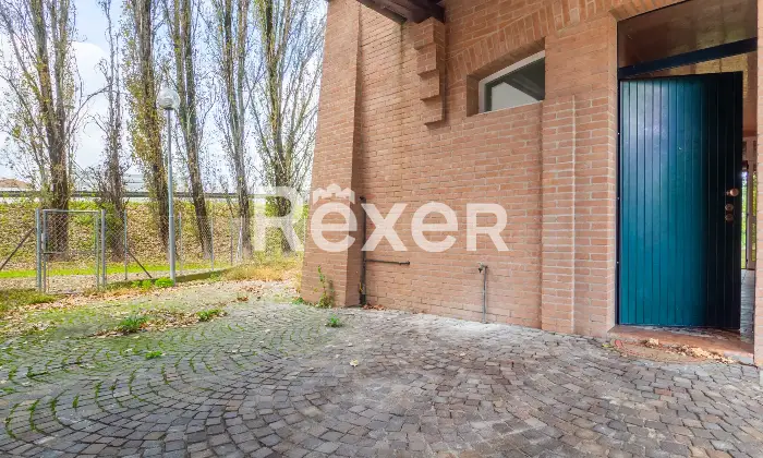 Rexer-Ferrara-Soluzione-semiindipendente-libera-su-quattro-lati-con-corte-e-box-Altro