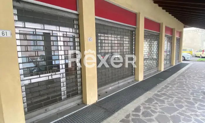 Rexer-Vaprio-dAdda-Locale-commerciale-con-sette-vetrine-su-strada-Altro