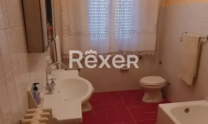 Rexer-Pieve-a-Nievole-Ampio-complesso-residenziale-con-due-unit-indipendenti-giardino-privato-e-pertinenze-ideale-per-famiglie-o-attivit-ricettive-Bagno