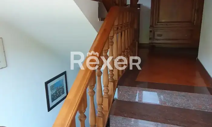Rexer-Pieve-a-Nievole-Ampio-complesso-residenziale-con-due-unit-indipendenti-giardino-privato-e-pertinenze-ideale-per-famiglie-o-attivit-ricettive-Scala