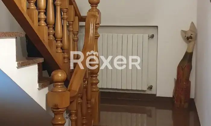 Rexer-Pieve-a-Nievole-Ampio-complesso-residenziale-con-due-unit-indipendenti-giardino-privato-e-pertinenze-ideale-per-famiglie-o-attivit-ricettive-Scala