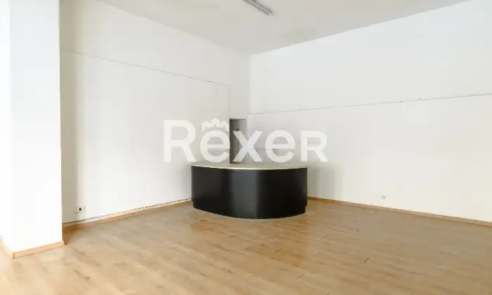 Rexer-Padova-Negozio-open-space-con-due-ampie-vetrine-disimpegno-e-bagno-Mq-catastali-Altezza-soffitto-Metri-Altro